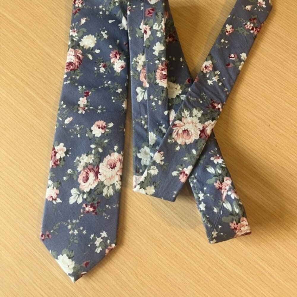 💕2/$30💕 Munsingwear Penguin Blue Floral Rose 100% Cotton Tie